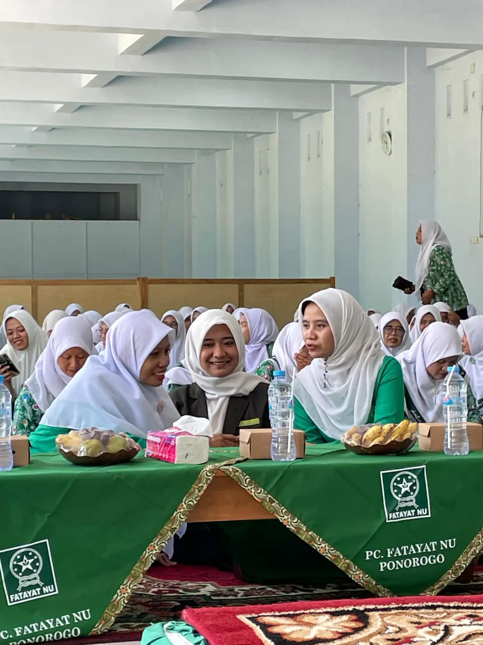 Para daiyah Fatayat NU Ponorogo mengikuti sarasehan.