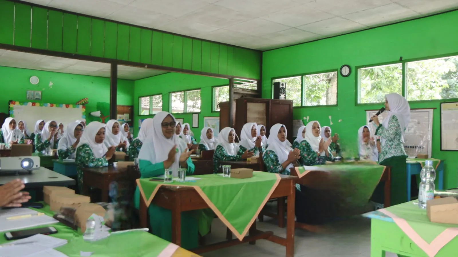 Kader Fatayat NU menyimak pemaparan materi seminar.