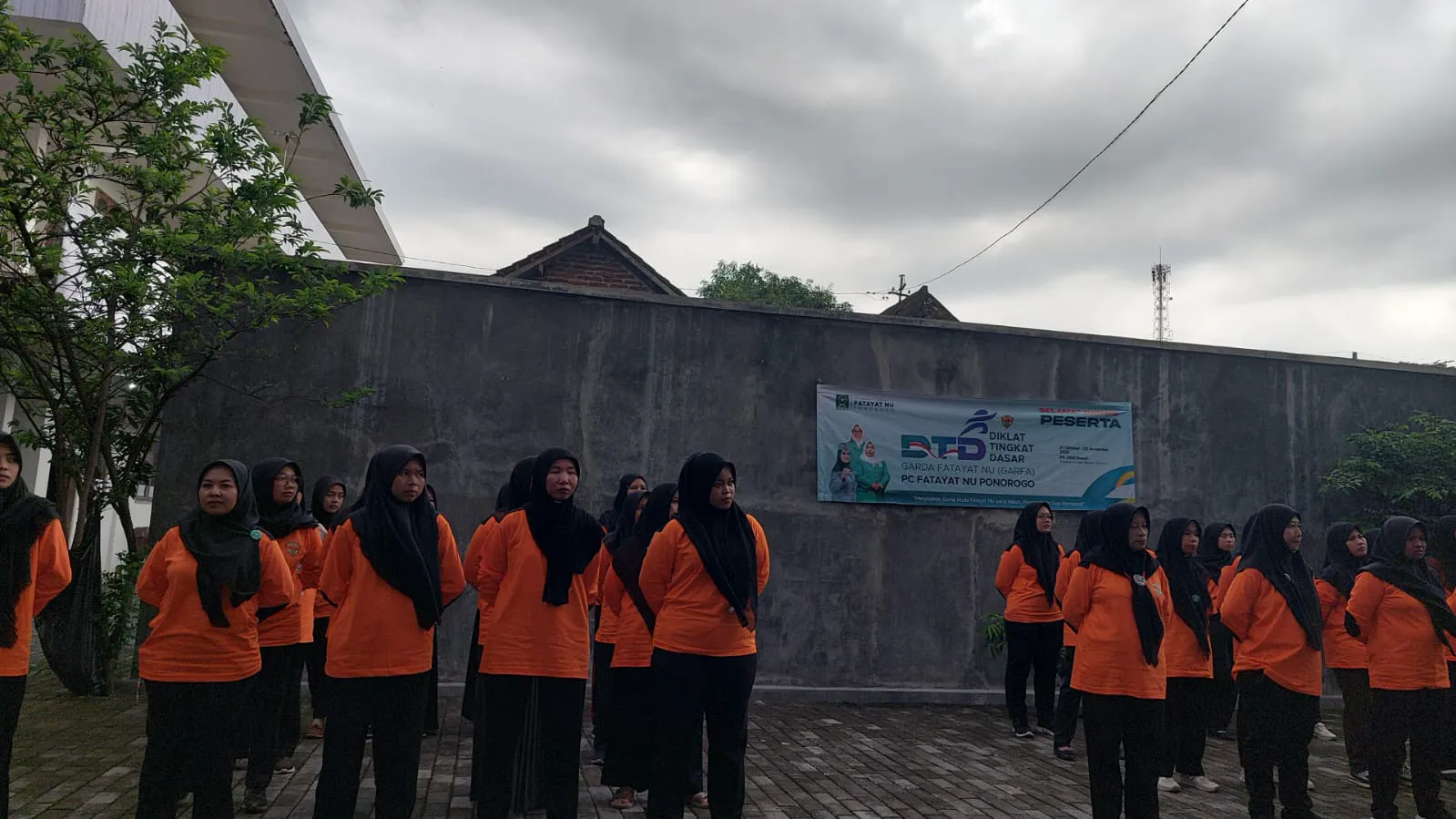 Peserta DTD Garda Fatayat mengikuti apel pembukaan.