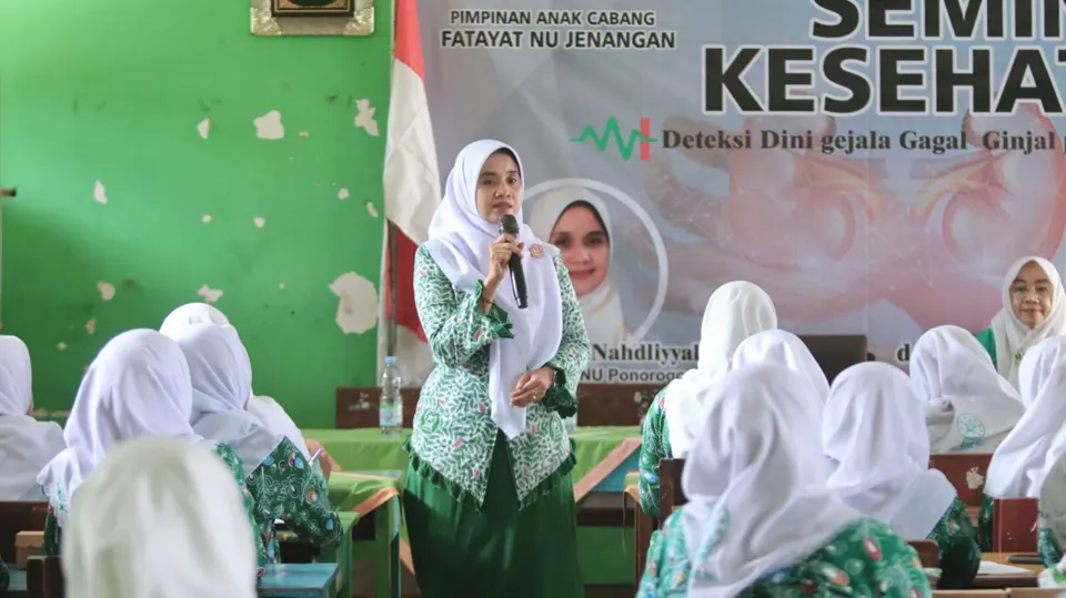 Ketua PC Fatayat NU Ponorogo Dr. Nurun Nahdliyah memaparkan materi di hadapan kader Fatayat NU Jenangan