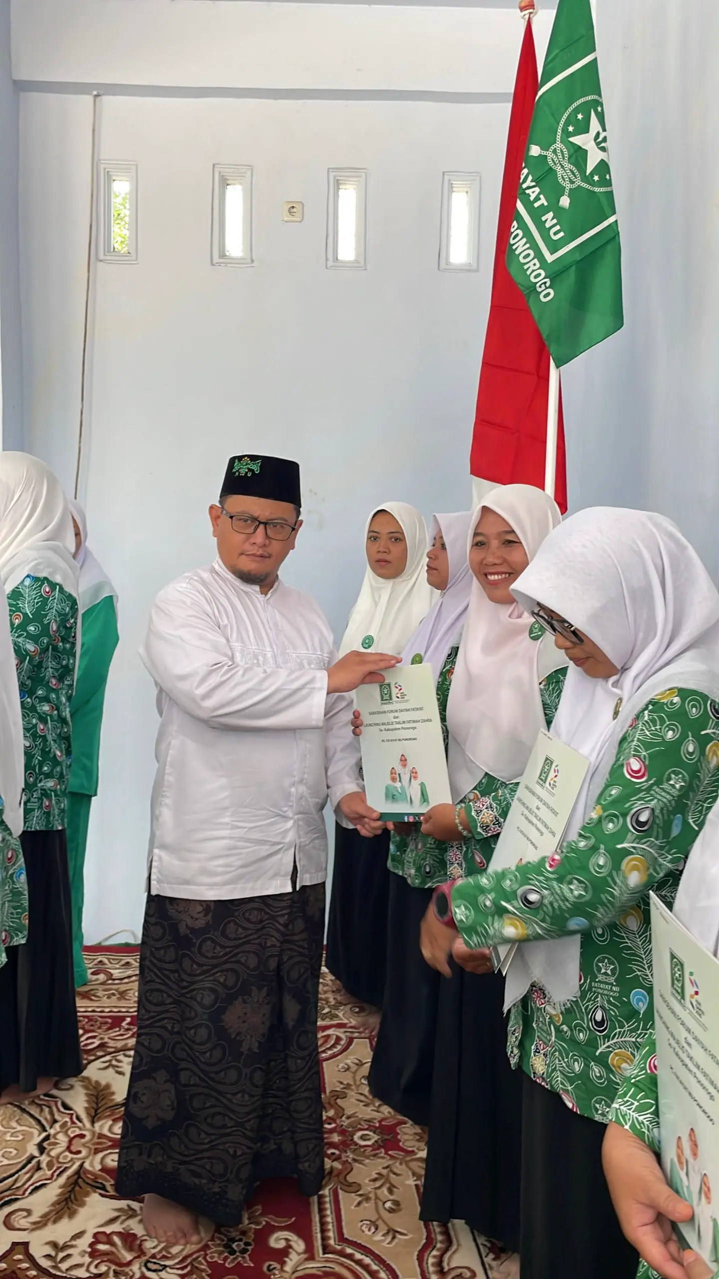 Penyerahan piagam secara simbolis dalam peluncuran Majlis Taklim Fatimah Zahra.